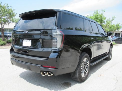 Used 2025 Chevrolet Suburban Z71 w/ Comfort Package AWD/4WD image 6