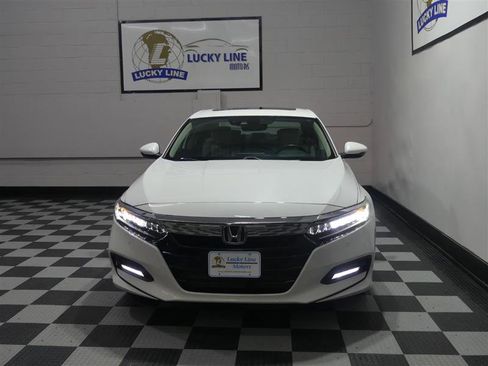 Used 2018 Honda Accord Touring image 2