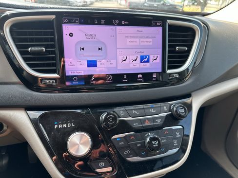 Used 2023 Chrysler Pacifica Touring-L FWD image 28