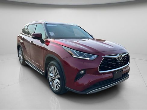 Certified 2025 Toyota Highlander Platinum AWD/4WD image 2