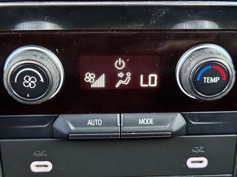 Used 2022 Chevrolet Suburban LT image 21