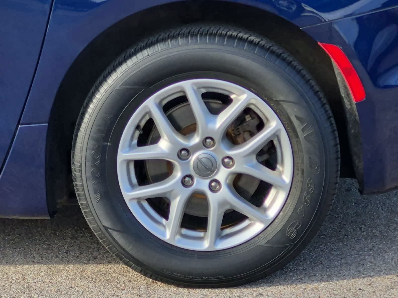 Used 2020 Chrysler Pacifica Touring-L w/ Advanced Safetytec Group FWD image 14