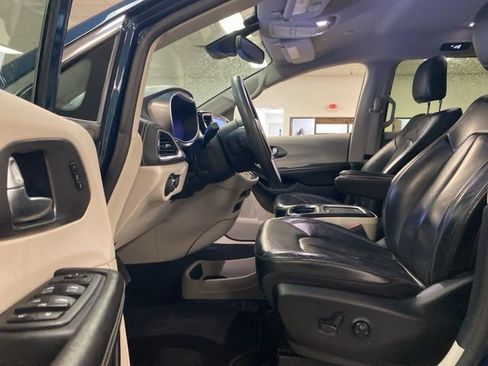 Used 2022 Chrysler Pacifica Touring-L image 23