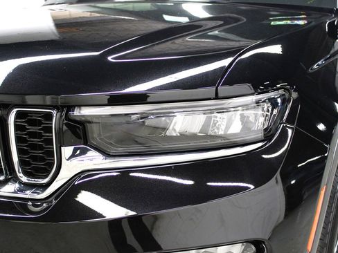 New 2025 Jeep Grand Cherokee Limited w/ Luxury Tech Group II image 35