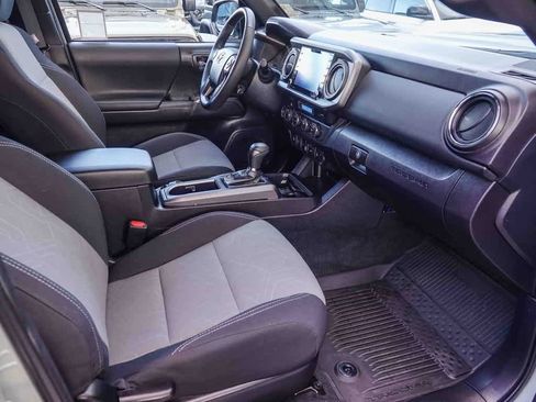 Used 2022 Toyota Tacoma TRD Sport image 15