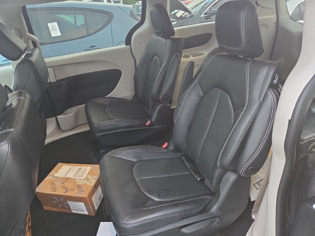 Used 2022 Chrysler Pacifica Touring-L FWD image 4