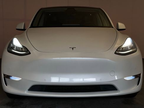 Used 2022 Tesla Model Y Long Range image 21