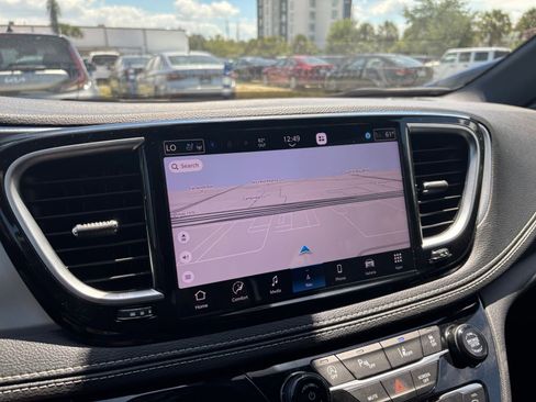 Used 2025 Chrysler Pacifica Limited FWD image 21