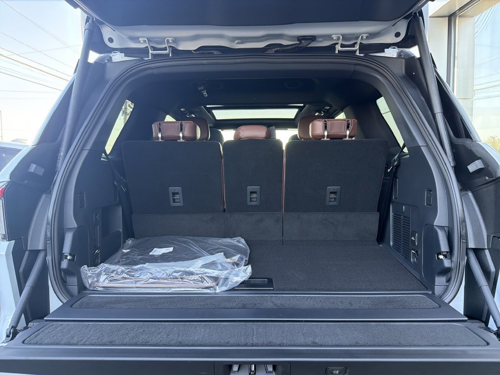 New 2026 Lincoln Navigator Reserve AWD/4WD image 12