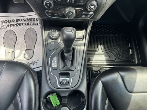 Used 2021 Jeep Cherokee Latitude Plus AWD/4WD image 19