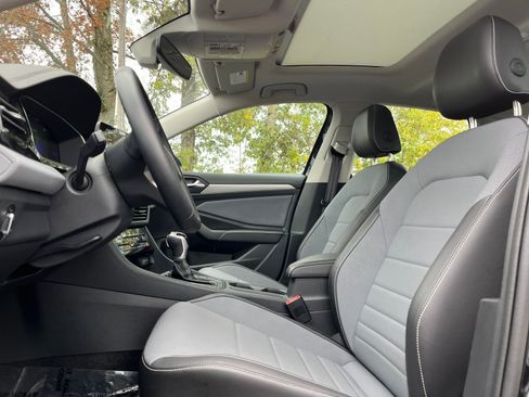 Used 2025 Volkswagen Jetta SE image 25