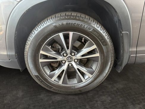 Used 2018 Toyota Highlander LE AWD/4WD image 34