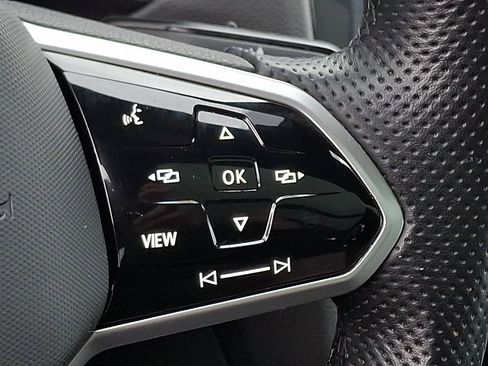 Used 2023 Volkswagen Tiguan SE R-Line image 22