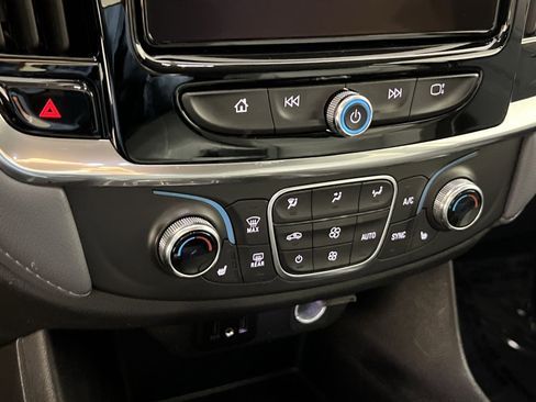 Used 2020 Chevrolet Traverse LT image 21