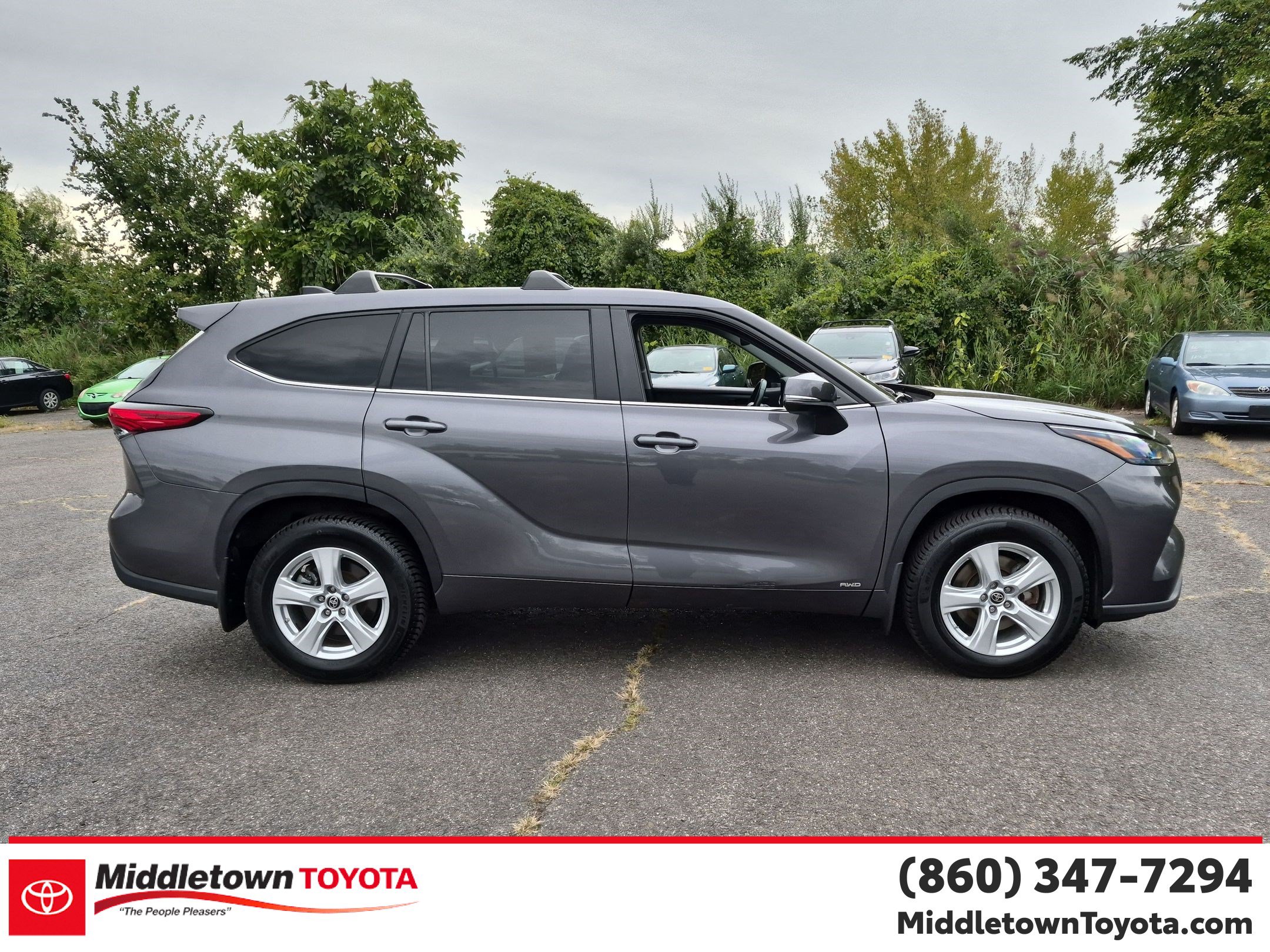 Used 2023 Toyota Highlander LE AWD/4WD image 2