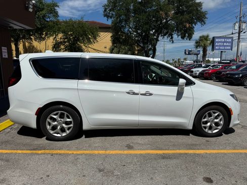 Used 2018 Chrysler Pacifica Touring Plus w/ Tire & Wheel Group FWD image 5