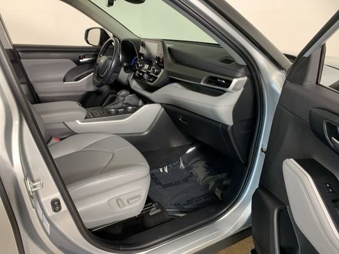 Used 2022 Toyota Highlander XLE AWD/4WD image 41