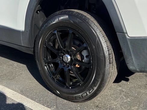 Used 2017 Jeep Cherokee Sport image 22