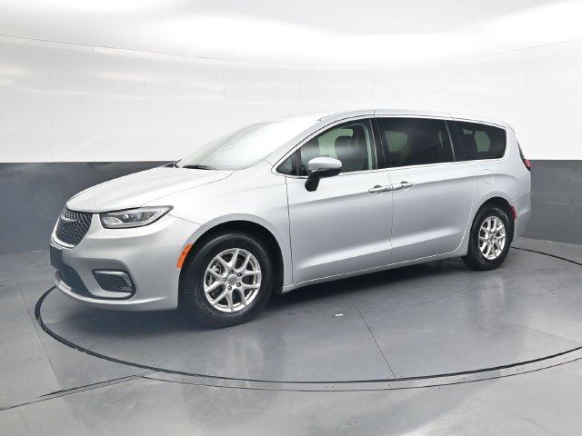 Used 2023 Chrysler Pacifica Touring-L FWD image 9