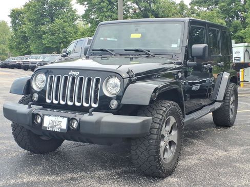 Used 2017 Jeep Wrangler Unlimited Sahara w/ Dual Top Group AWD/4WD image 23