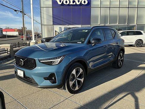 Certified 2025 Volvo XC40 B5 Plus AWD/4WD image 3