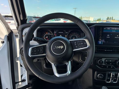 Used 2025 Jeep Wrangler Unlimited Sahara AWD/4WD image 27