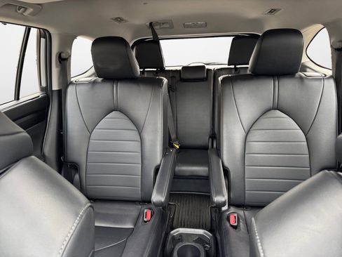 Certified 2025 Toyota Highlander XLE image 12