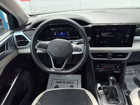 Used 2025 Volkswagen Taos SE FWD image 15