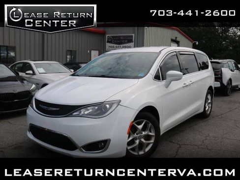 Used 2020 Chrysler Pacifica Touring w/ Tire & Wheel Group FWD image 1