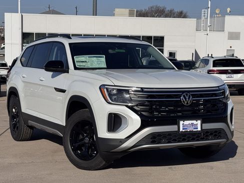 New 2026 Volkswagen Atlas Peak Edition image 2
