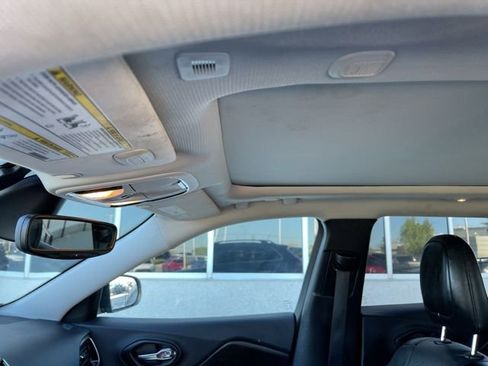 Used 2019 Jeep Cherokee Limited w/ Luxury Group FWD image 12
