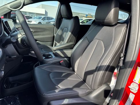 New 2026 Chrysler Pacifica Select image 9
