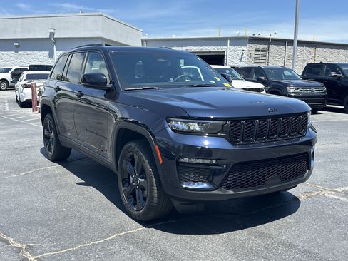 Used 2024 Jeep Grand Cherokee Limited w/ Black Appearance Package AWD/4WD image 2