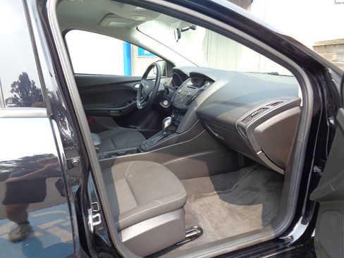 Used 2016 Ford Focus SE w/ SE Sport Package image 10