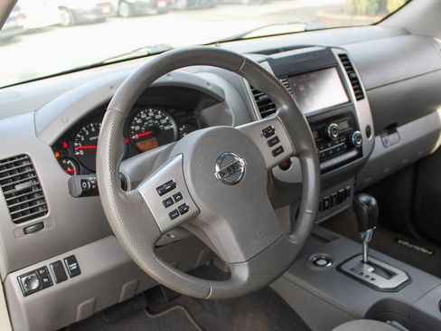 Used 2020 Nissan Frontier SV image 15