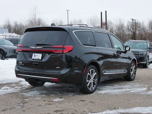 Used 2022 Chrysler Pacifica Pinnacle image 6
