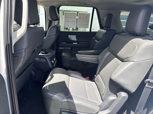 Used 2025 Ford Expedition Active AWD/4WD image 17