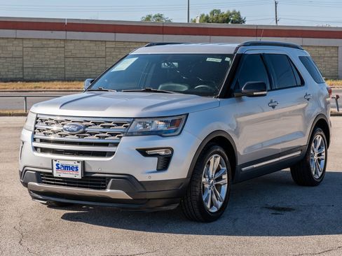 Used 2018 Ford Explorer XLT w/ Equipment Group 202A image 3