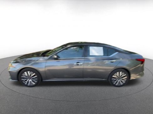Used 2025 Nissan Altima 2.5 SV FWD image 9