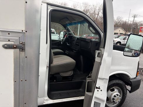 Used 2016 Chevrolet Express 3500 RWD image 27