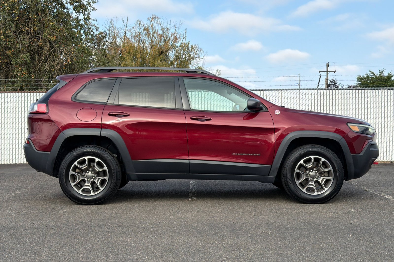Used 2020 Jeep Cherokee Trailhawk AWD/4WD image 3