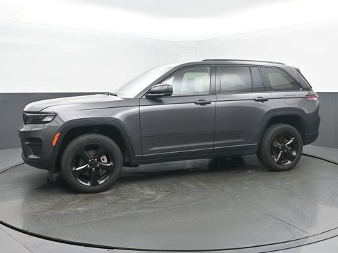 Used 2024 Jeep Grand Cherokee Altitude image 2