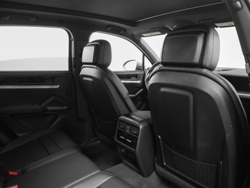 Certified 2024 Porsche Cayenne AWD/4WD image 27