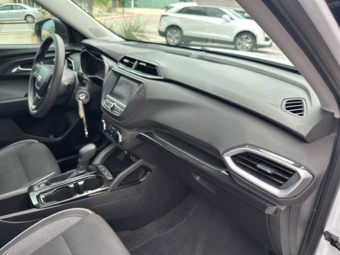 Used 2021 Chevrolet TrailBlazer LS FWD image 40