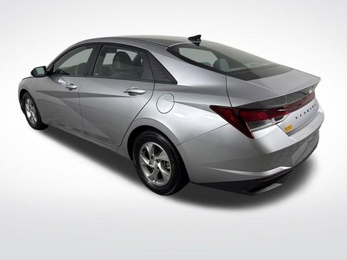 Used 2022 Hyundai Elantra SE FWD image 6