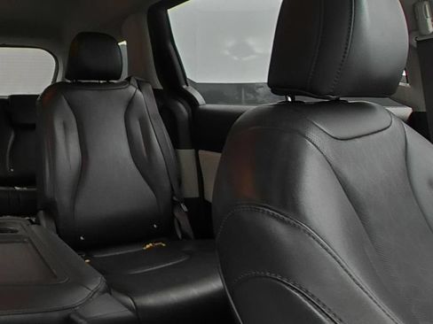 Used 2023 Kia Carnival LX FWD image 11