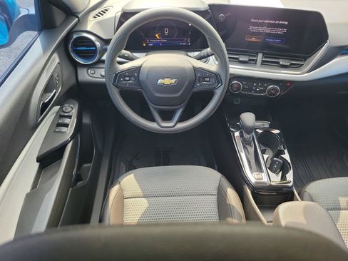 Used 2025 Chevrolet Trax LT FWD image 10