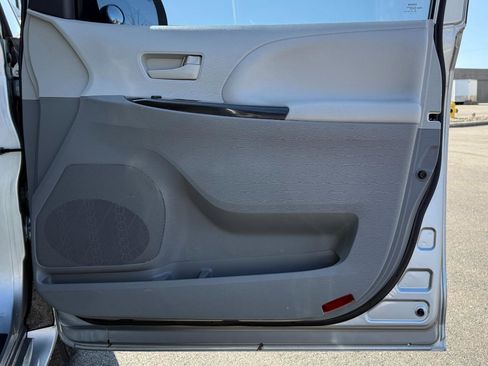 Used 2014 Toyota Sienna LE image 19