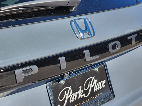 Used 2025 Honda Pilot Touring image 10