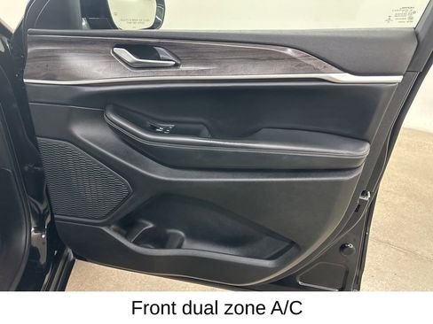 Used 2023 Jeep Grand Cherokee Limited w/ Black Appearance Package image 21